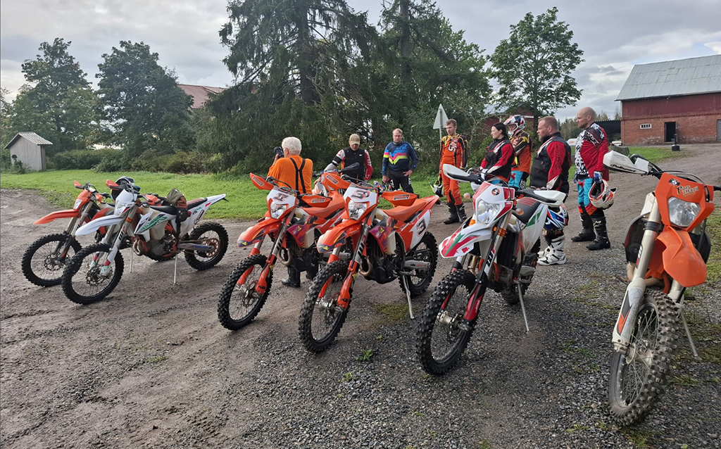 Endurosafarit - Pois Tieltä!