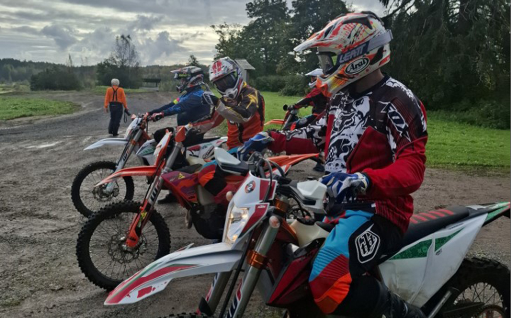 Endurosafarit - Pois Tieltä!